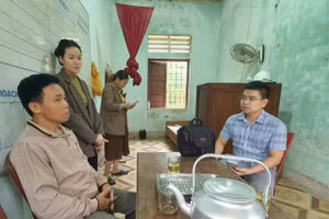 Phóng viên Trần Bé Anh trò chuyện với giáo viên ở điểm Trường Tiểu học và THCS Thượng Hóa (huyện Minh Hóa, tỉnh Quảng Bình).