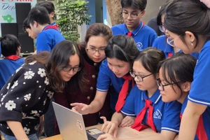 Học sinh cùng trải nghiệm công nghệ AI tại buổi chuyên đề. 