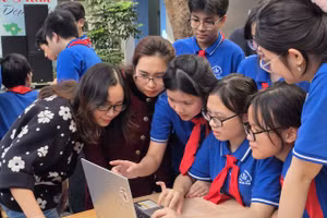 Học sinh cùng trải nghiệm công nghệ AI tại buổi chuyên đề. 