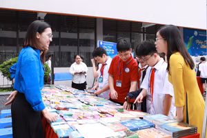 Học sinh Trường THCS Trần Duy Hưng - ngôi trường vừa được xây dựng tại quận Cầu Giấy (Hà Nội) tham gia ngày hội sách năm 2025. Ảnh: Đình Tuệ.
