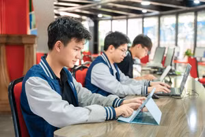 Học sinh lớp 12 Trường Lương Thế Vinh đăng ký dự thi thử trên hệ thống của Bộ GD&ĐT trong sáng 15/4. 