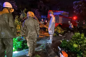 Lực lượng chức năng và Công an huyện Hoài Đức tham gia khắc phục hậu quả cơn bão số 3 ngay trong đêm 7/9.