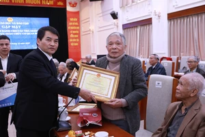 Các nhà giáo đi B được nhận bằng vinh danh của Bộ trưởng Bộ GD&ĐT.