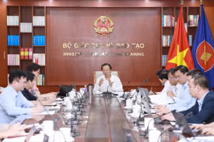 Thứ trưởng Phạm Ngọc Thưởng chủ trì cuộc họp về triển khai Khung năng lực số cho học sinh, giáo viên sáng 11/4. Ảnh: Đình Tuệ.