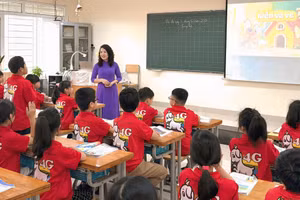 Cô Nguyễn Thị Đãi và các em học sinh lớp 4G, Trường Tiểu học Trung Tự trong giờ học trên lớp. 