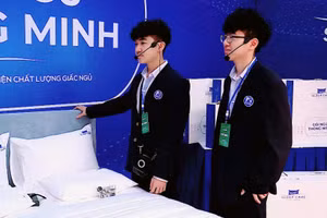 Nhóm học sinh Hà Nội bên sản phẩm Gối ngủ thông minh tham gia ngày hội khởi nghiệp. 