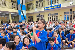 Các tân học sinh lớp 6 cùng đông đảo phụ huynh đến dự chương trình tại Trường THCS Chương Dương, Hoàn Kiếm (Hà Nội).