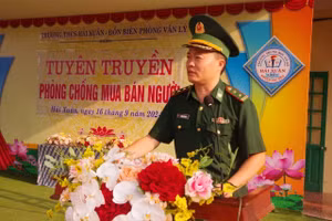 Trung tá Phạm Văn Nhân - Phó Đồn trưởng Đồn Biên phòng Văn Lý trao đổi về các phương thức, thủ đoạn của tội phạm mua bán người.