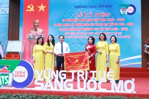 Ông Trần Quyết Thắng - Phó Bí thư thường trực Quận ủy, Chủ tịch HĐND quận Hai Bà Trưng trao Cờ thi đua xuất sắc của UBND TP Hà Nội cho đại diện Trường THCS Tây Sơn. 