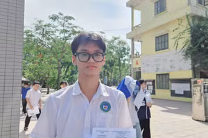 Thí sinh dự thi tại Trường THPT Hoài Đức B, xã An Khánh chiều 30/5 môn Tiếng Anh. Ảnh: Đình Tuệ.