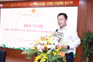 Thứ trưởng Bộ GD&ĐT Lê Quân phát biểu khai mạc hội nghị. Ảnh: Đình Tuệ.