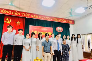 Chi bộ Trường THPT Hoài Đức B (Hà Nội) hiện có tổng 12 đảng viên là học sinh đã được kết nạp. 