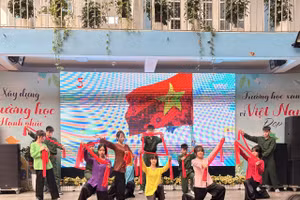 Học sinh Trường THCS Chương Dương biểu diễn hoạt cảnh nói về lòng yêu nước.