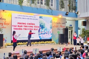 Các em học sinh cùng nhau tìm hiểu các kiến thức về phòng chống tai nạn thương tích trong trường học.