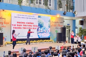 Các em học sinh cùng nhau tìm hiểu các kiến thức về phòng chống tai nạn thương tích trong trường học.