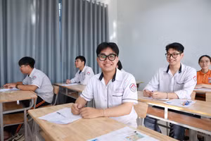 Thí sinh tự tin trước giờ thi Ngữ văn sáng 26/6 tại Trường THPT Trần Hưng Đạo (TP Nam Định). Ảnh: Đình Tuệ.