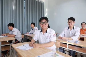 Thí sinh tự tin trước giờ thi Ngữ văn sáng 26/6 tại Trường THPT Trần Hưng Đạo (TP Nam Định). Ảnh: Đình Tuệ.