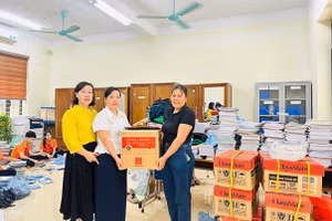 Phụ huynh Trường THCS Tây Đằng đến tận trường gửi tặng 100 cuốn vở để gửi đến trẻ em vùng lũ.