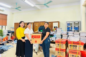 Phụ huynh Trường THCS Tây Đằng đến tận trường gửi tặng 100 cuốn vở để gửi đến trẻ em vùng lũ.