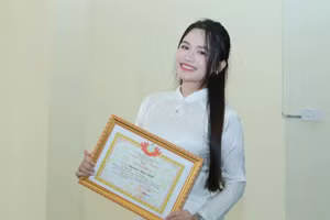 Nguyễn Ngọc Linh đến từ Khoa Kế toán, Học viện Tài chính là một trong các cá nhân tiêu biểu được vinh danh tại chương trình. 