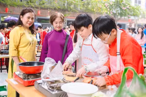 Học sinh Trường THCS&THPT Lương Thế Vinh (Thanh Liệt, Hà Nội) thi nấu ăn.
