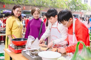 Học sinh Trường THCS&THPT Lương Thế Vinh (Thanh Liệt, Hà Nội) thi nấu ăn.