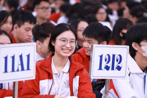 Học sinh lớp 12 Trường THPT Xuân Phương tham gia Ngày hội tư vấn hướng nghiệp năm 2025. Ảnh: Đình Tuệ.