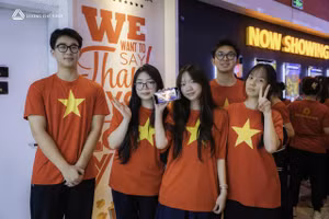 Học sinh Trường Lương Thế Vinh xem bộ phim "Mưa đỏ" tại rạp chiếu phim. 