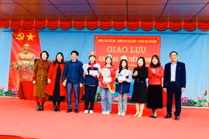 Ba gương mặt xuất sắc nhất vượt qua vòng thi Rung chuông vàng bằng tiếng Anh được thầy cô tuyên dương.