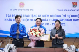 Thứ trưởng Bộ GD&ĐT Nguyễn Thị Kim Chi và anh Nguyễn Minh Triết trao tặng Kỷ niệm chương "Vì sự nghiệp Giáo dục" cho các cán bộ tiêu biểu của Trung ương Đoàn. 