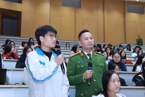 Sinh viên Học viện Chính sách và Phát triển trả lời câu hỏi từ diễn giả. 