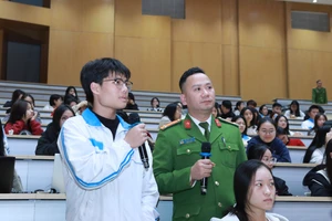 Sinh viên Học viện Chính sách và Phát triển trả lời câu hỏi từ diễn giả. 