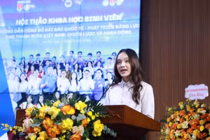 Em Nguyễn Lan Anh - Chủ tịch Hội Sinh viên Học viện Tài chính trao đổi về phong trào "Sinh viên 5 Tốt". Ảnh: Đình Tuệ.