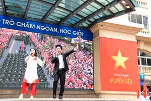 Ca sĩ Tùng Dương khuấy động không khí sôi động cùng gần 2.000 học sinh và giáo viên Trường Nguyễn Siêu với những ca khúc "hit" đình đám. 