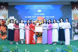 Đại biểu lãnh đạo Phòng GD&ĐT quận Hà Đông tặng hoa, trao Bằng công nhận trường chuẩn quốc gia mức độ 2 cho đại diện nhà trường. 