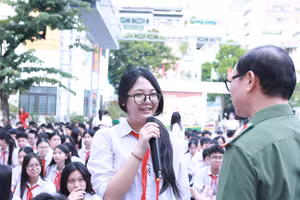 Học sinh Trường THCS Bế Văn Đàn trả lời câu hỏi của diễn giả Đào Trung Hiếu về các nguy cơ khi tham gia mạng xã hội.