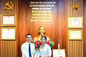 Hiệu trưởng Nguyễn Cao Cường trao thưởng cho em Nguyễn Hà My - đạt tổng điểm thi vào lớp 10 cao nhất trường năm 2025. Ảnh: NTCC.