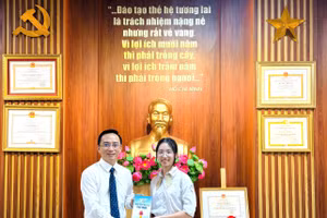 Hiệu trưởng Nguyễn Cao Cường trao thưởng cho em Nguyễn Hà My - đạt tổng điểm thi vào lớp 10 cao nhất trường năm 2025. Ảnh: NTCC.