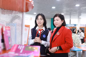 Học sinh Trường THCS Nguyễn Trường Tộ giới thiệu một số đầu sách trong thư viện nhà trường tới khách mời. 