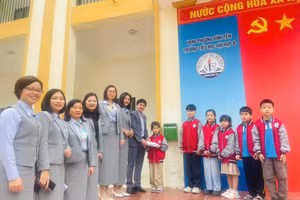 Thầy cô và học sinh Trường Tiểu học Hội Hợp B mở hòm thư "Điều em muốn nói" đầu tuần.