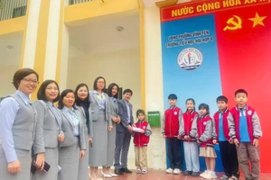 Thầy cô và học sinh Trường Tiểu học Hội Hợp B mở hòm thư "Điều em muốn nói" đầu tuần.
