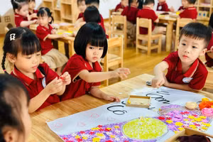 Trẻ tại Trường Mầm non Họa Mi (quận Hoàng Mai, Hà Nội) trong một hoạt động trên lớp.