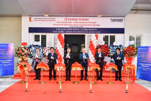 Các đại biểu thực hiện nghi thức cắt băng khánh thành phòng thí nghiệm khuôn mẫu và công nghệ đúc ép phun tại Trường Cơ khí - Đại học Bách khoa Hà Nội.