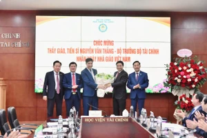 Lãnh đạo Học viện Tài chính tặng hoa chào mừng Bộ trưởng Tài chính Nguyễn Văn Thắng.