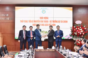 Lãnh đạo Học viện Tài chính tặng hoa chào mừng Bộ trưởng Tài chính Nguyễn Văn Thắng.