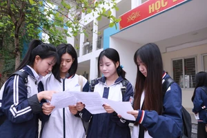 Học sinh lớp 12, Trường THPT Hoài Đức C sau giờ thi khảo sát môn Ngữ văn sáng 12/3. Ảnh: Đình Tuệ.