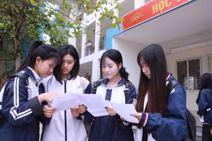 Học sinh lớp 12, Trường THPT Hoài Đức C sau giờ thi khảo sát môn Ngữ văn sáng 12/3. Ảnh: Đình Tuệ.