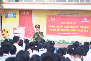 Hơn 1.400 học sinh Trường THPT Hoài Đức C tham dự chuyên đề phổ biến giáo dục pháp luật sáng 10/10. 