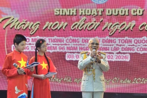 Học sinh lắng nghe các bác cựu chiến binh ôn lại lịch sử, truyền thống vẻ vang của Đảng.