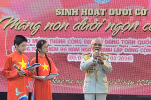 Học sinh lắng nghe các bác cựu chiến binh ôn lại lịch sử, truyền thống vẻ vang của Đảng.